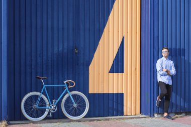 Bisiklet üzerinde çalışmak için sürme rahat iş adamı