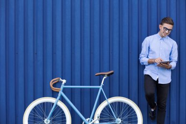 Modern adam tablet ve Bisiklet