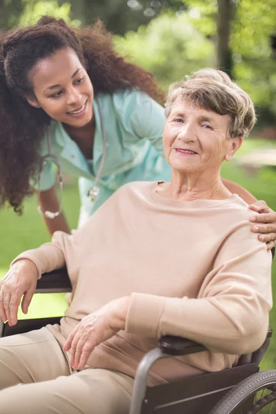 Helping older woman — Stock Photo, Image