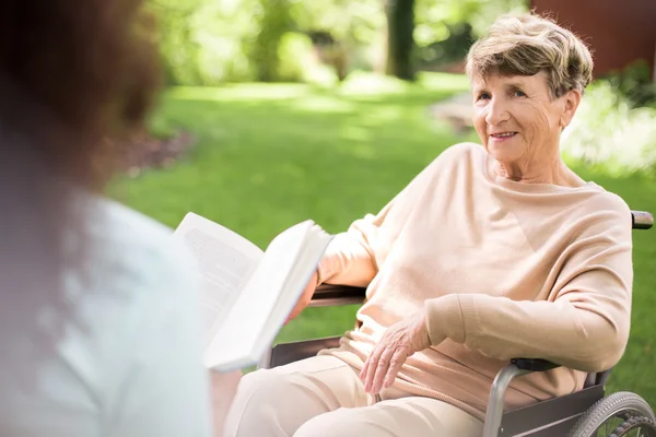 Reading to senior woman — Stock Photo, Image