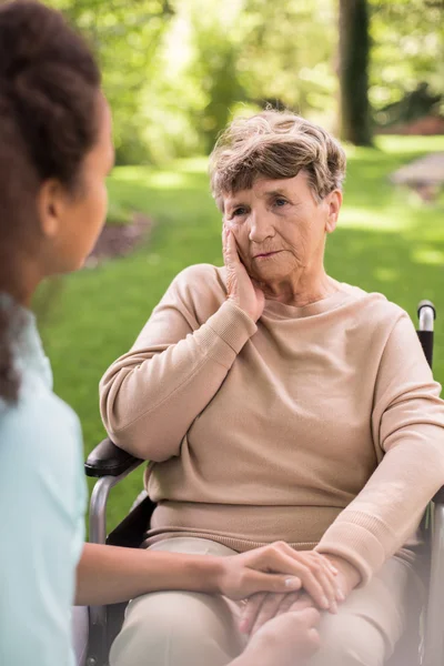 Preoccupato donna disabile — Foto Stock