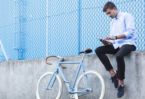 Este hombre ama relajarse al aire libre — Foto de Stock