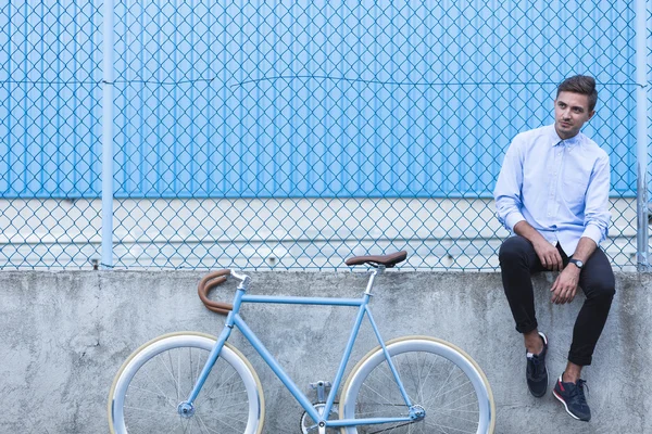 Hombre casual relajándose en el paisaje de la ciudad —  Fotos de Stock