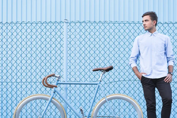 Nowoczesny biznesmen i jego fixie — Zdjęcie stockowe