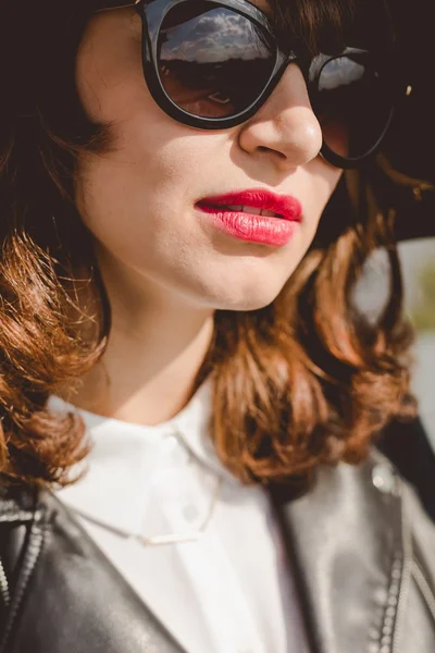 Flicka med solglasögon — Stockfoto