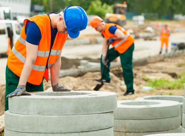 Utmattade arbetaren på byggarbetsplats — Stockfoto