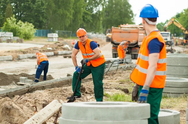 Lavoratori manuali in cantiere — Foto Stock