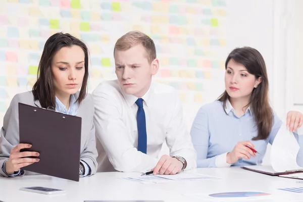 Jóvenes y consulta empresarial — Foto de Stock