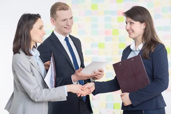 Ondernemers blij van succesvolle bijeenkomst — Stockfoto