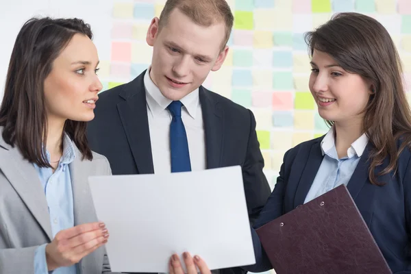 Jóvenes empleados ocupados y empresa de negocios — Foto de Stock