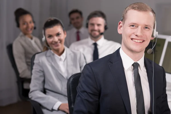 Het beantwoorden van de telefoon met een glimlach — Stockfoto