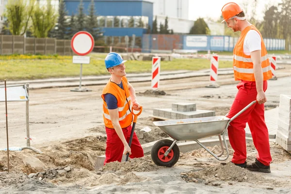 Arbeiter mit Schubkarre — Stockfoto