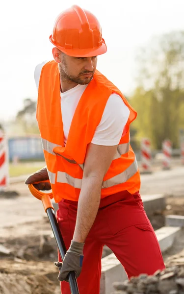 Fysieke werknemer in oranje uniform — Stockfoto