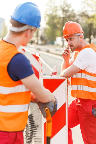 Trabajadores de la construcción en uniforme de seguridad —  Fotos de Stock