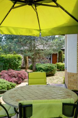 Güneşli günlerde fonksiyonel mobilya 