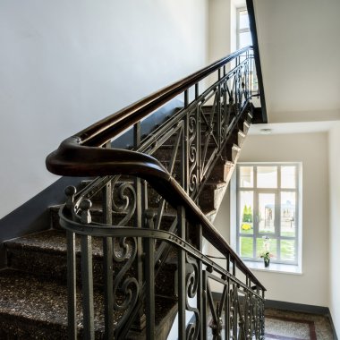 Merdiven ile eski, dekoratif korkuluk ve beyaz duvarlar