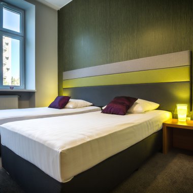 Yeşil otel odasında iki düzgün, Tek Kişilik Yatak