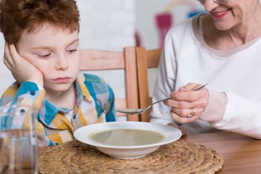Zavallı yiyen ve büyükannesinin yemeği