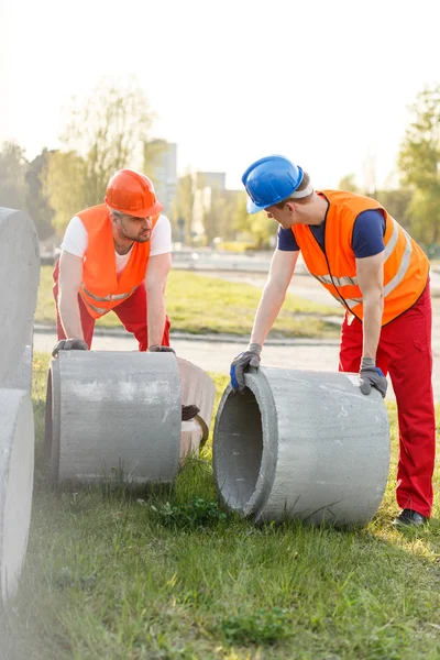 Trabajadores de la construcción durante el trabajo — Foto de Stock