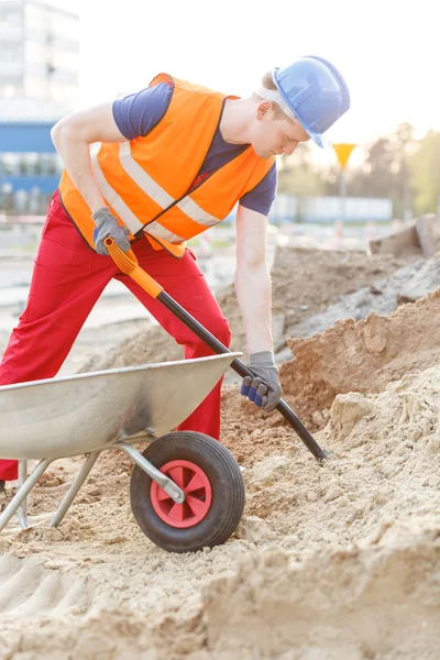 Bauarbeiter mit Schaufel und Schubkarre — Stockfoto