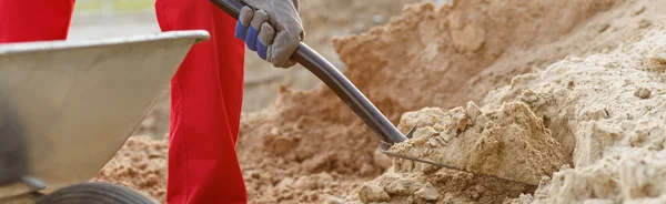 Manuella arbetare gräva marken — Stockfoto