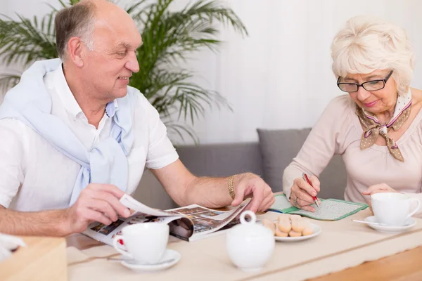 Oudere mensen en hersenen stimulatie — Stockfoto