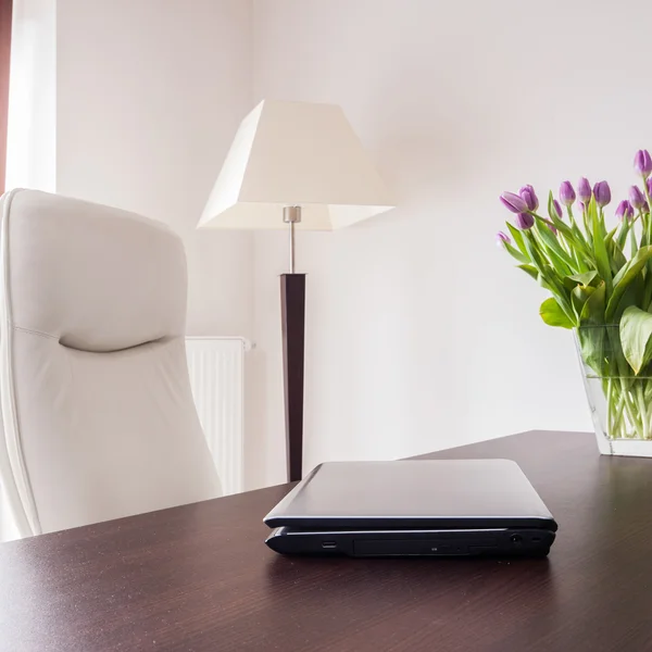 Mesa de madeira na sala de estudo — Fotografia de Stock