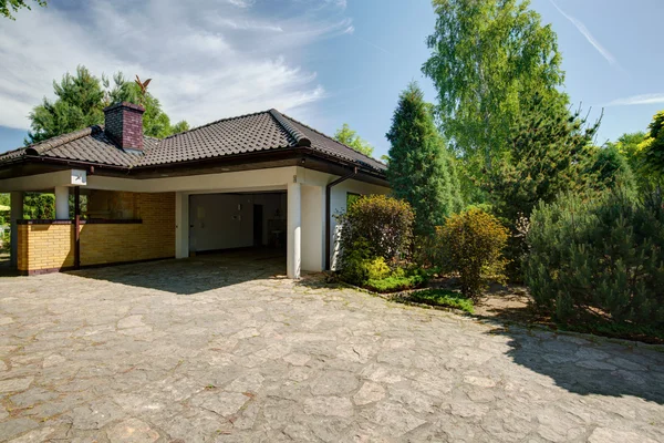 House with garage — Stock Photo, Image