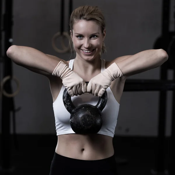 Mulher treinando com bola de exercício — Fotografia de Stock