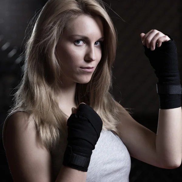 Ładna kobieta gotowa na boks — Zdjęcie stockowe