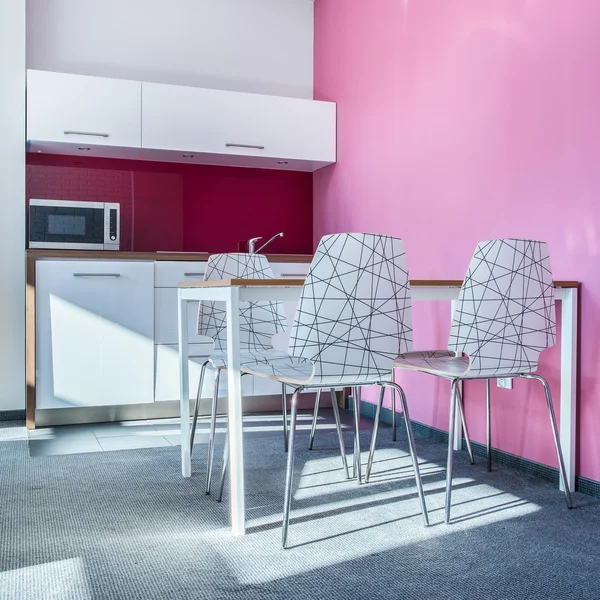 Interieur van moderne keuken met roze muur — Stockfoto