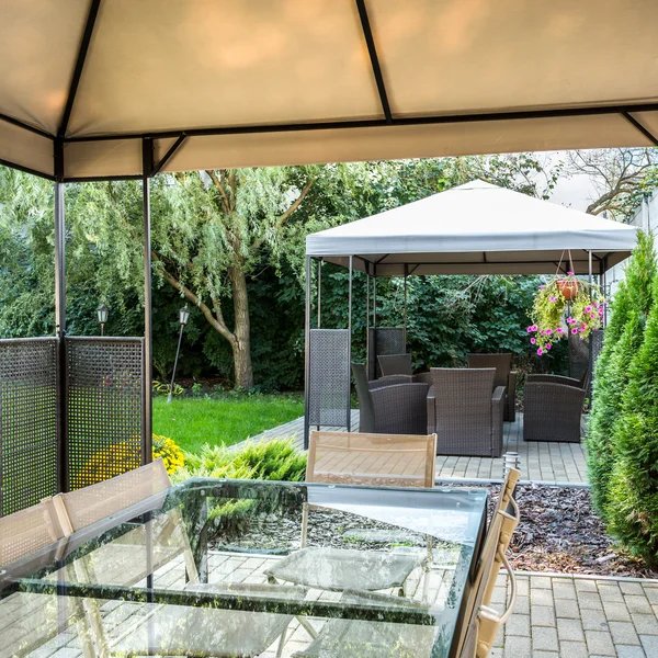 Schöner, moderner Patio im Garten des Hotels — Stockfoto