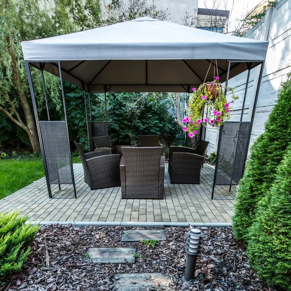 Vertical view of beauty garden with wicker furniture — Stock Photo, Image