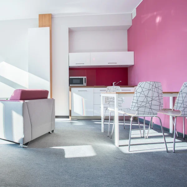 Intérieur du petit appartement moderne avec mur rose — Photo