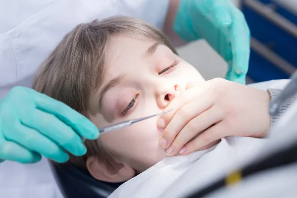 Bang voor zijn eerste tandheelkundige checkup — Stockfoto