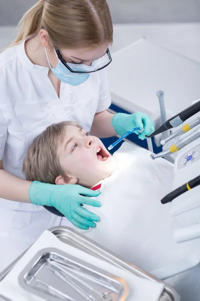 Procedimento dentário doloroso chegando ao fim — Fotografia de Stock