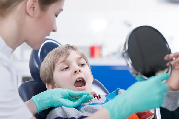 Maandelijkse checkup van orthodontische behandelingsresultaten — Stockfoto