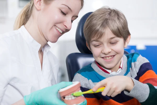 Getting familiar with a dentist's office — Stock Photo, Image