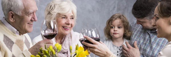 Glückliche Familie feiert mit Wein — Stockfoto