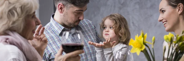 Hombre bromeando con su hijo y chismes de mujeres — Foto de Stock