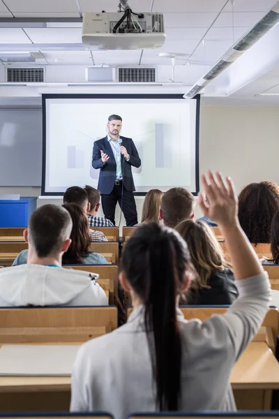 Ze weet altijd de juiste antwoord — Stockfoto