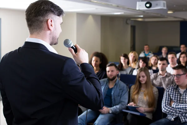 Sdílení jeho vášeň se studenty — Stock fotografie