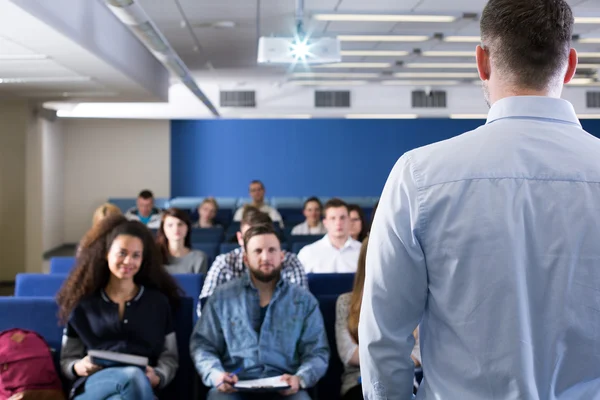 Es ist ein Vergnügen, diesem Lehrer zuzuhören! — Stockfoto