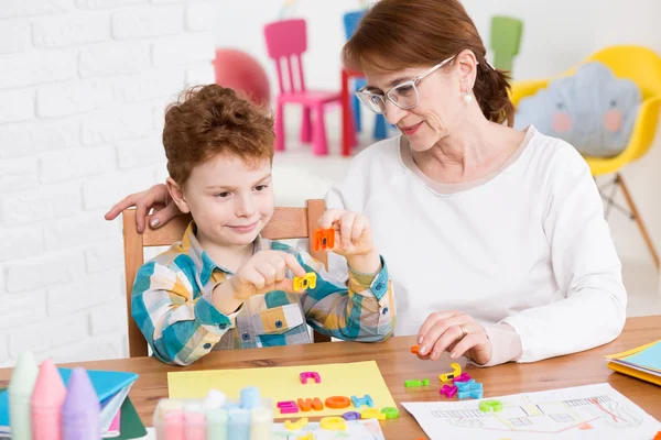 Terapeuta ocupacional y niño pequeño —  Fotos de Stock