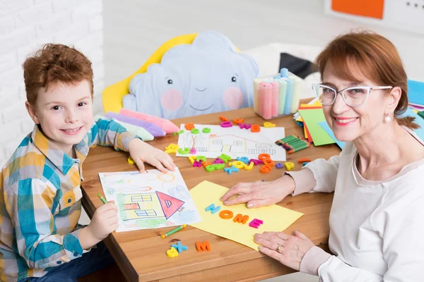 Occupational therapist and kid with adhd — Stock Photo, Image