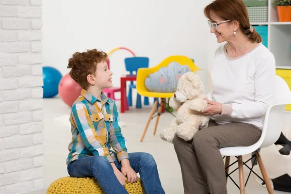 Terapeuta trabalhando com criança autista — Fotografia de Stock