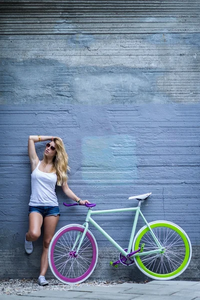 De pie con una bicicleta — Foto de Stock