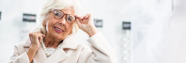 Женщина надевает очки — стоковое фото