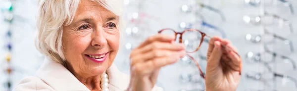 Gafas graduadas de compra senior — Foto de Stock