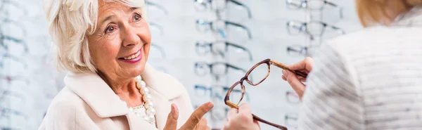 Optiker verkauft Brille — Stockfoto